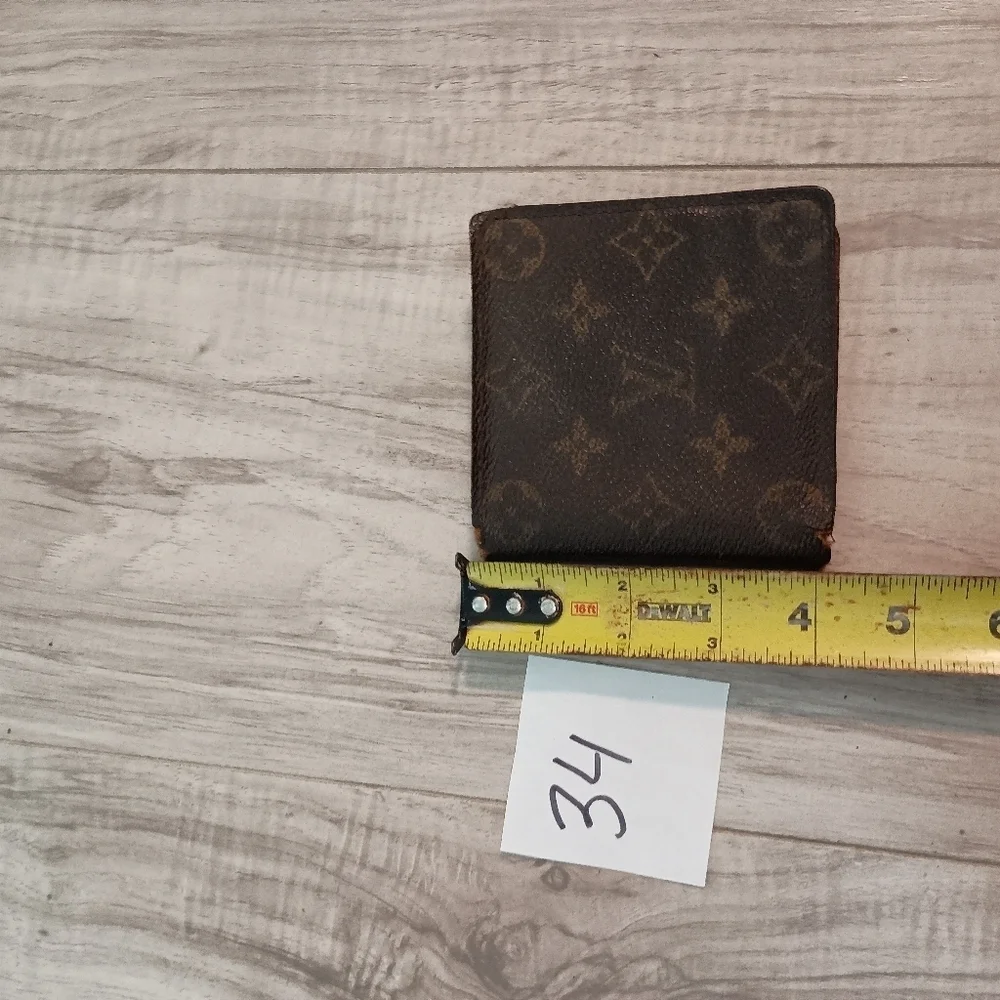 Louis Vuitton elegant louis